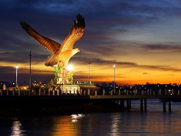 shutterstock-570239857-kw-150517-The-iconic-Eagle-statue-by-the-sea-in-Langkawi.jpg